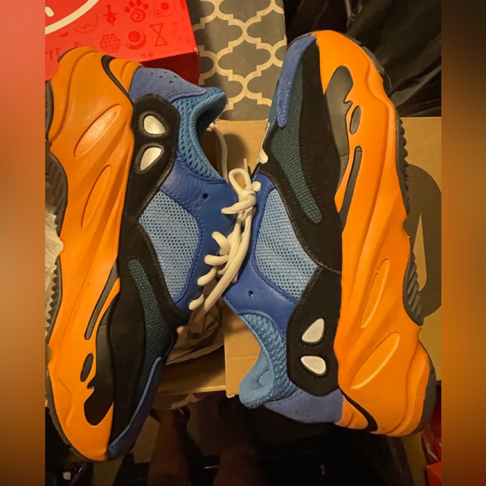 Yeezy 700 - Picture 2 of 3